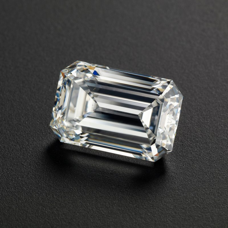 emerlad-shaped-diamond-dead-spots-inclusions-present