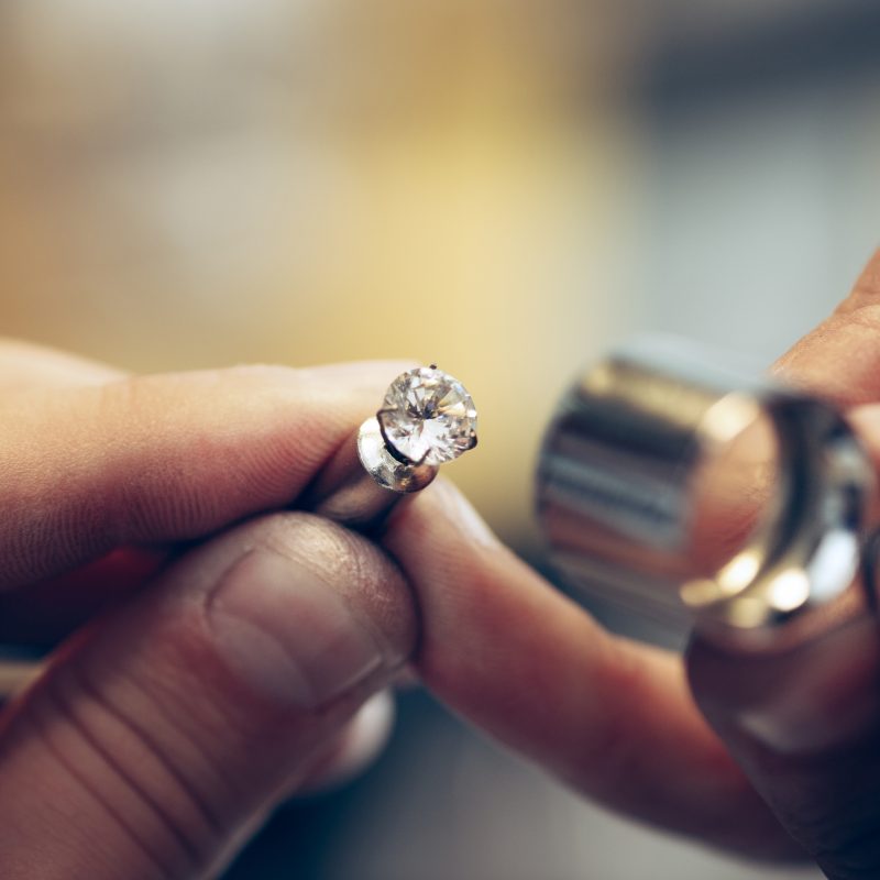 round-diamond-viewed-through-10x-magnification-loupe