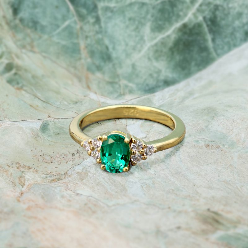 emerald-engagment-ring-yellow-gold-diamonds