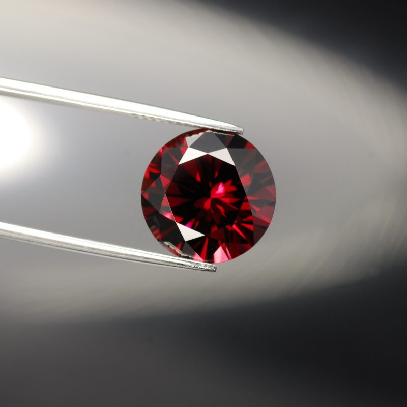 round-rhodolite-garnet-gemstone-tweezers